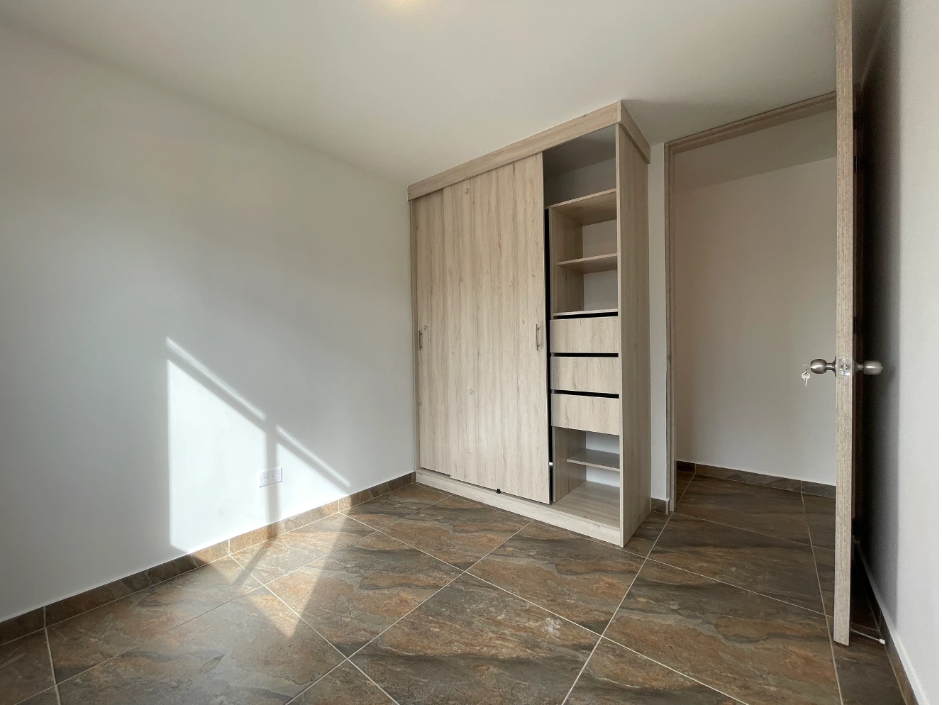 Viva en un hermoso apartamento ultimo piso en conjunto club House  - Imagen 17