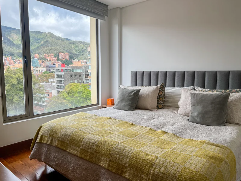 Amplio apartamento con balcón para arriendo en Chico
