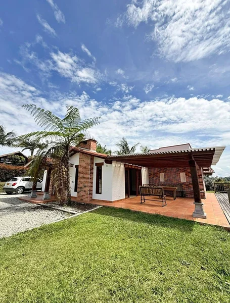 Casa campestre con lago y deck panorámico