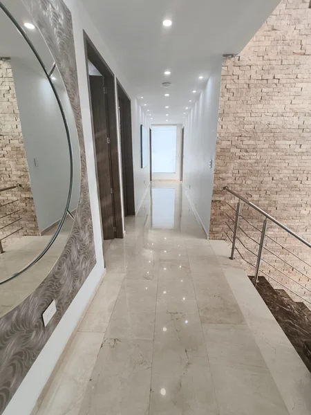 Propiedad esquinera de 3 pisos luxor, conj. Cerrado tamarindo contemporáneo villa rosario