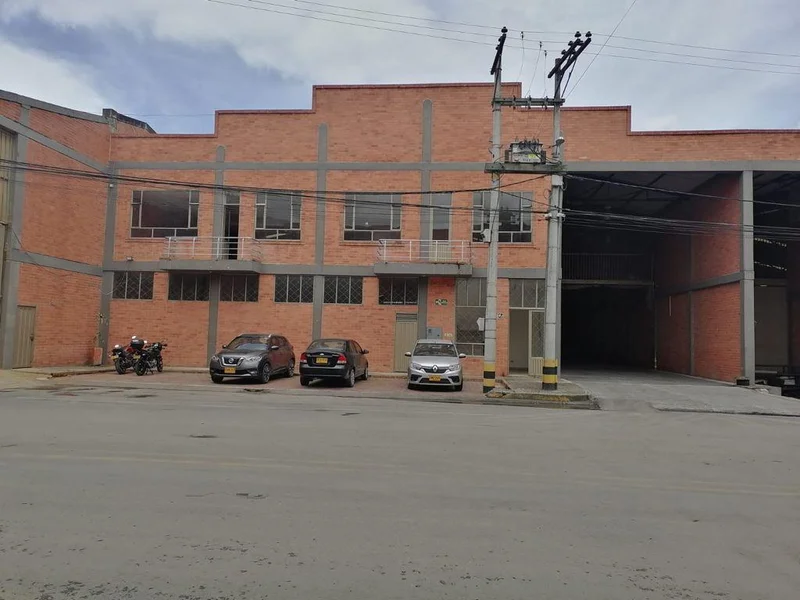 BODEGA FUNZA PARQUE IND. 2.300 M2-  CON 125 kva 