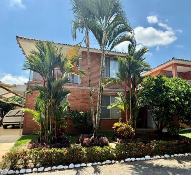 CASA TOTALMENTE REMODELADA EN VENTA – LA PRADERA, EL CASTILLO  